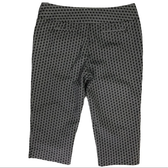 🛍️3/$40 Worthington Geometric Print Capri Pants Black White Size 6 - Picture 4 of 5